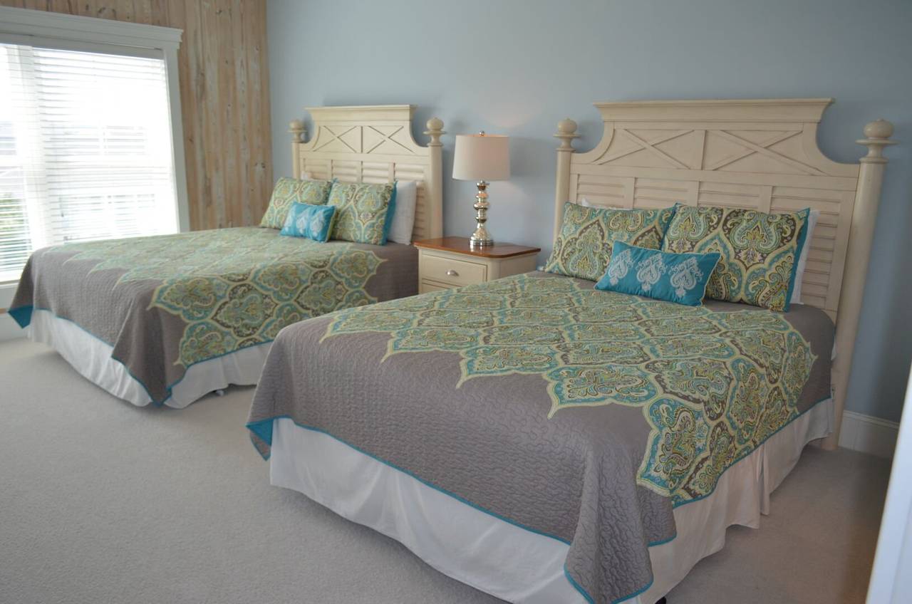 Bedroom 7 up - 2 Queens Bedroom 7 up - 2 Queens