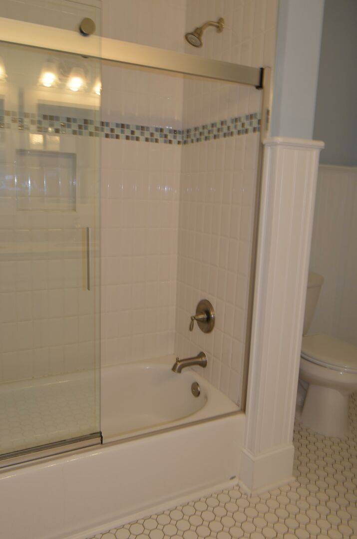 Bedroom 7 bath with shower/tub combo Bedroom 7 bath with shower/tub combo
