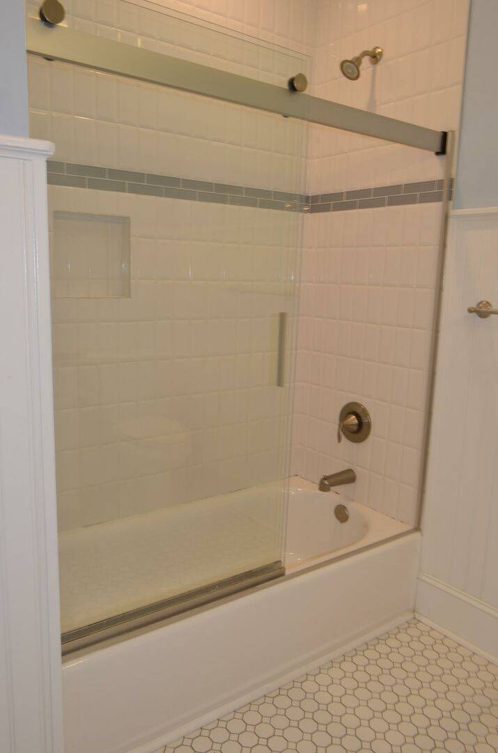 Bedroom 8 shower/tub combo Bedroom 8 shower/tub combo