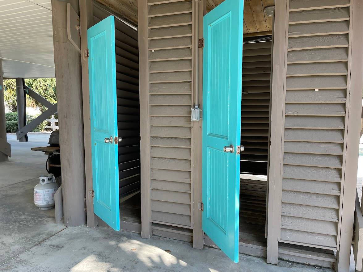 2 Enclosed outside showers 2 Enclosed outside showers