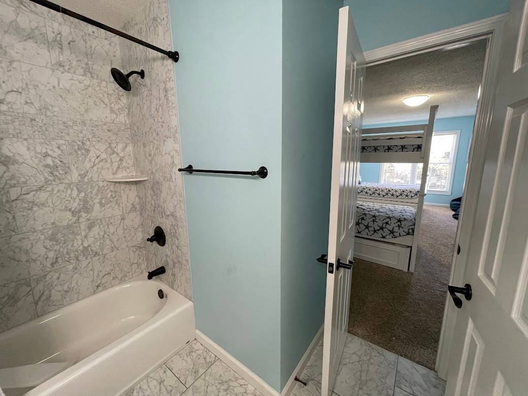Bath 4 (Hall and Bedroom 4 access) Bath 4 (Hall and Bedroom 4 access)