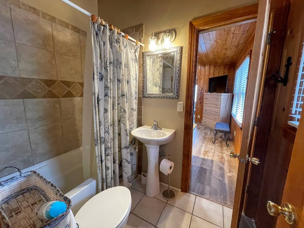 Jack & Jill Bathroom (shared with bedrooms 2 & 4) Jack & Jill Bathroom (shared with bedrooms 2 & 4)