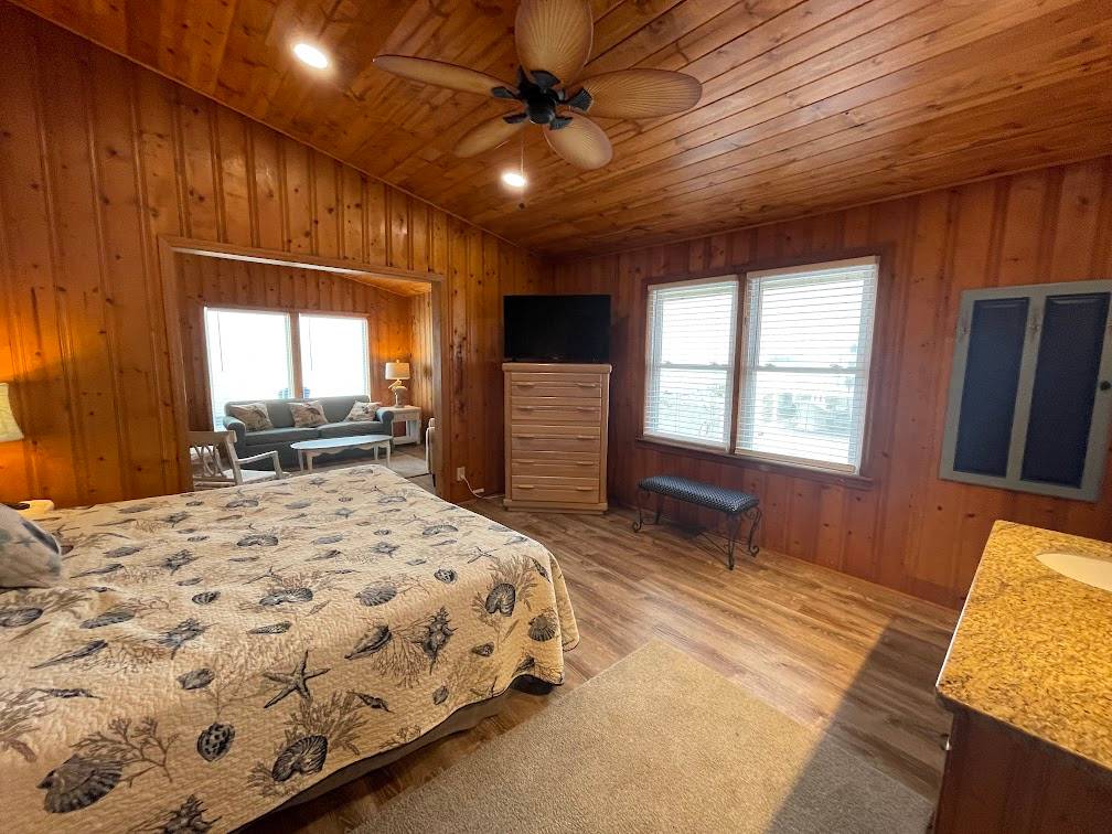 Watch TV in Bed Watch TV in Bed