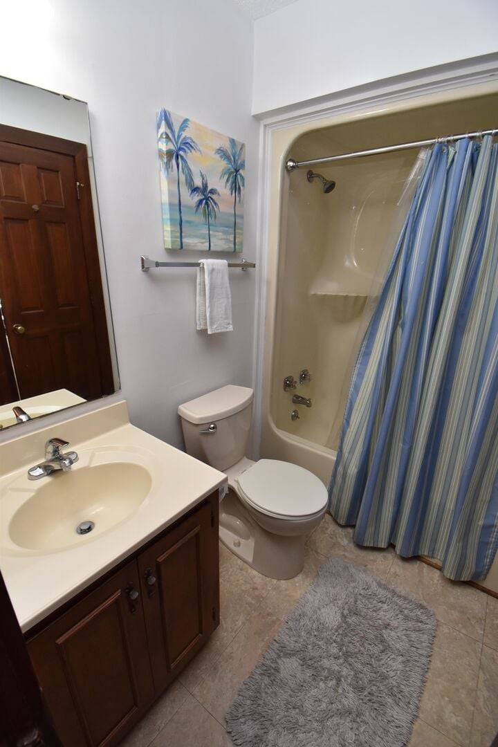 Bath 2 (Hall and bedroom 2 access) Bath 2 (Hall and bedroom 2 access)