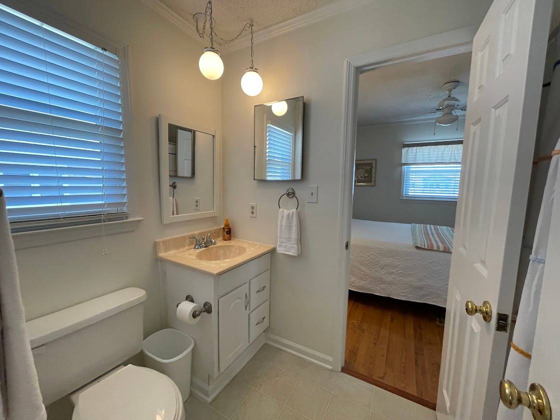 Bath between bedrooms 4 and 5 Bath between bedrooms 4 and 5