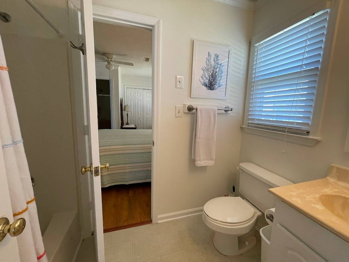 Bath between bedrooms 4 and 5 Bath between bedrooms 4 and 5