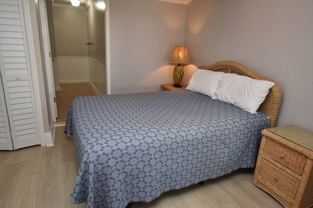 Bedroom 5 - Ground level, private entrance. NO inside stairway. Bedroom 5 - Ground level, private entrance. NO inside stairway.