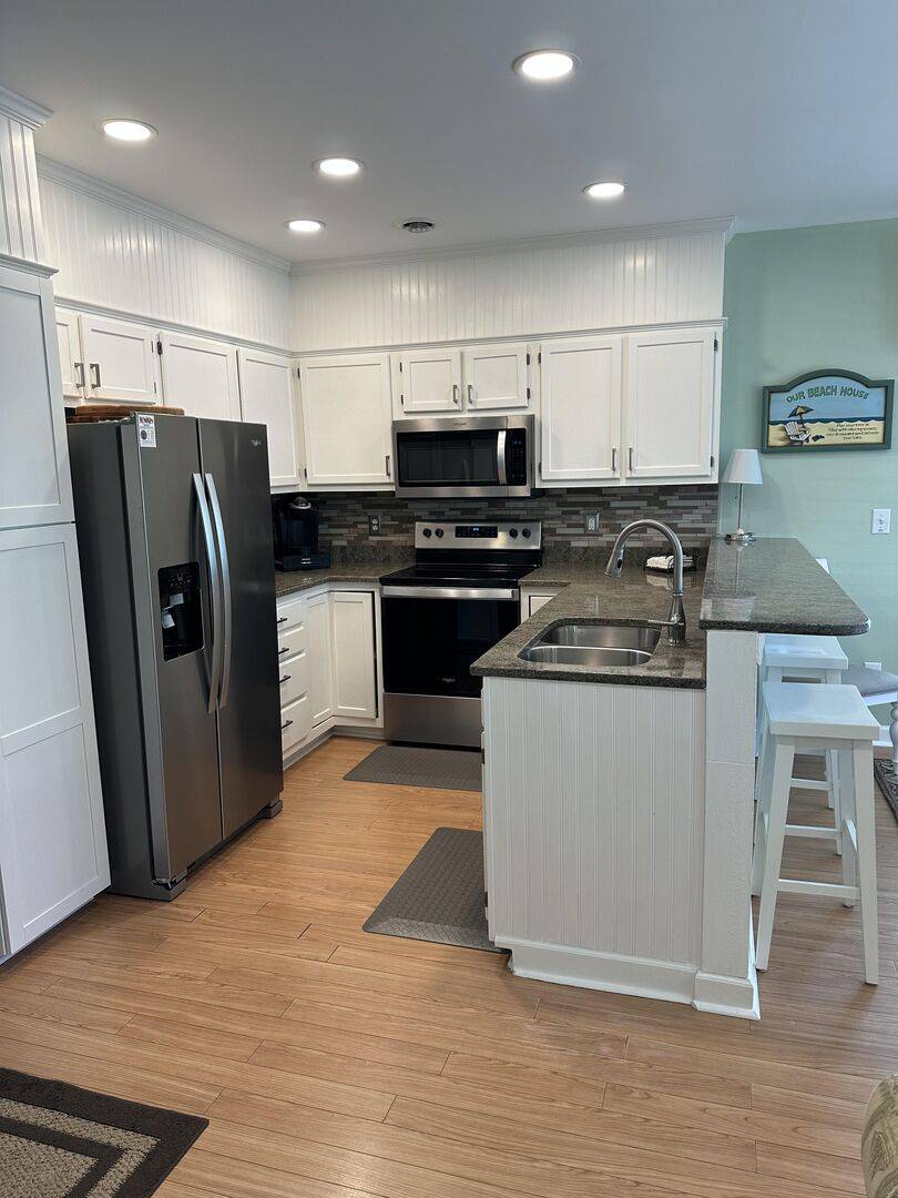 Well Equipped Kitchen Well Equipped Kitchen