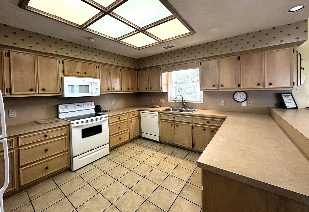 Well-Equipped Kitchen Well-Equipped Kitchen