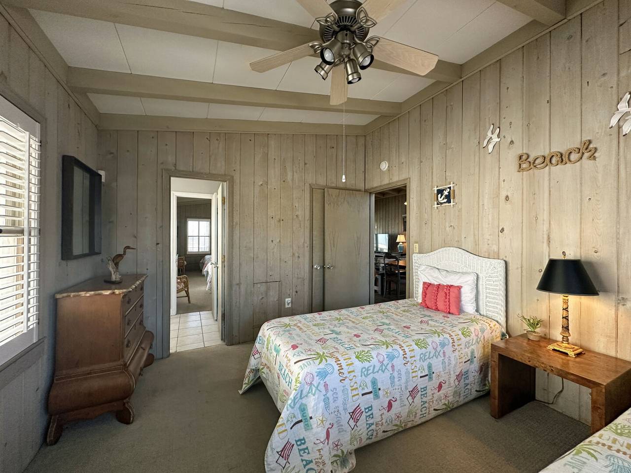 Jack & Jill Bathroom & Entrance off Kitchen Jack & Jill Bathroom & Entrance off Kitchen