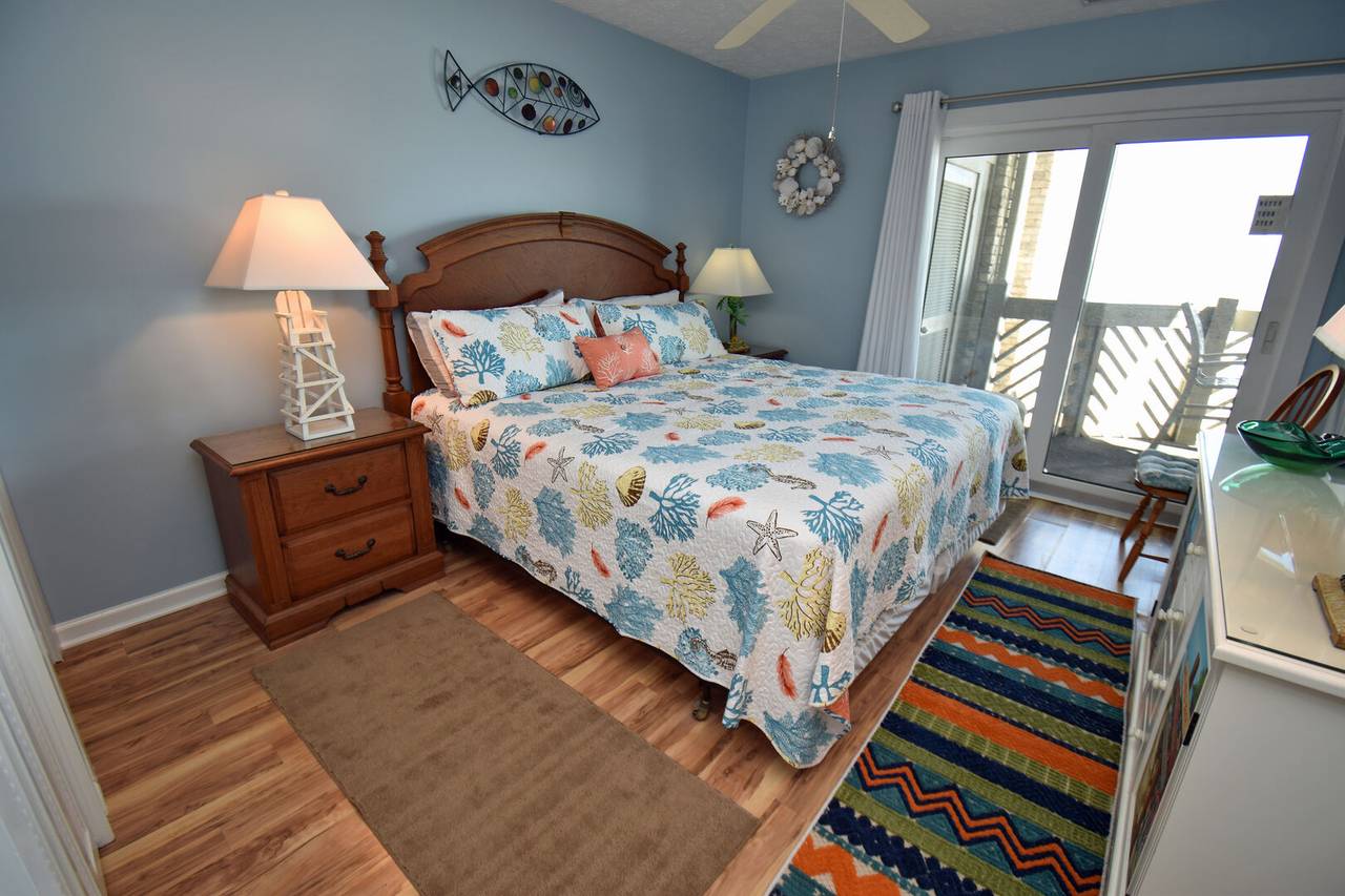 Oceanfront primary with king bed Oceanfront primary with king bed