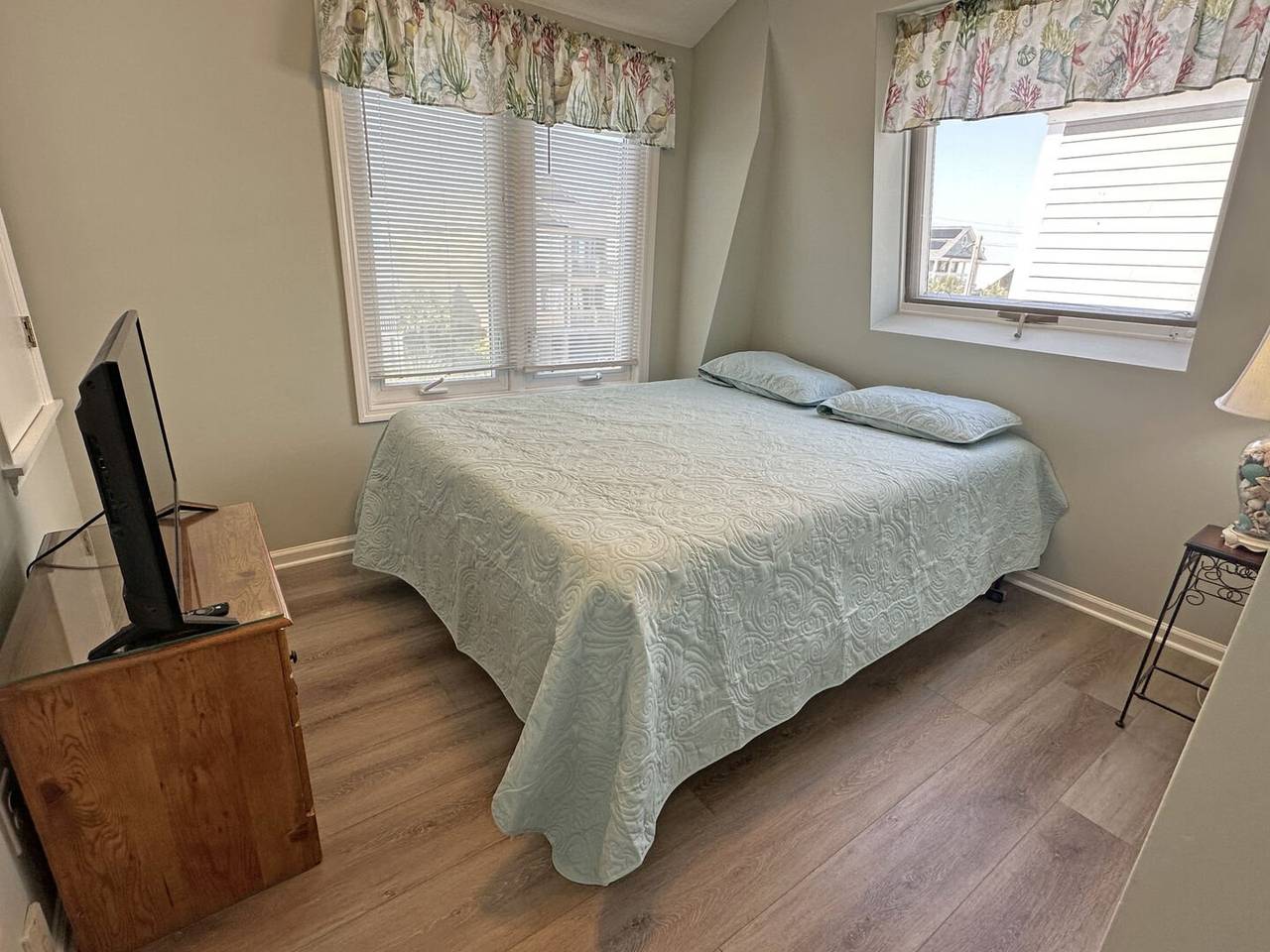 Bedroom 1 - 1 Queen Bed Bedroom 1 - 1 Queen Bed