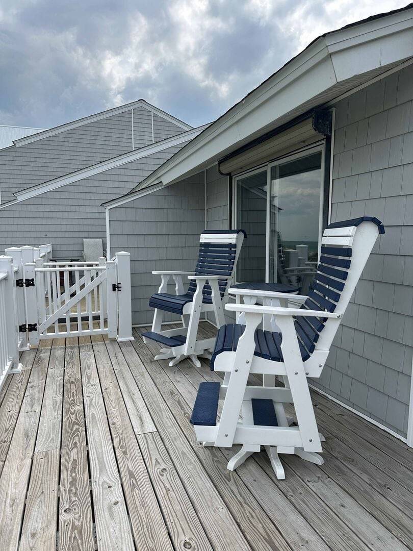 Feel the Ocean Breeze! (upstairs balcony) Feel the Ocean Breeze! (upstairs balcony)