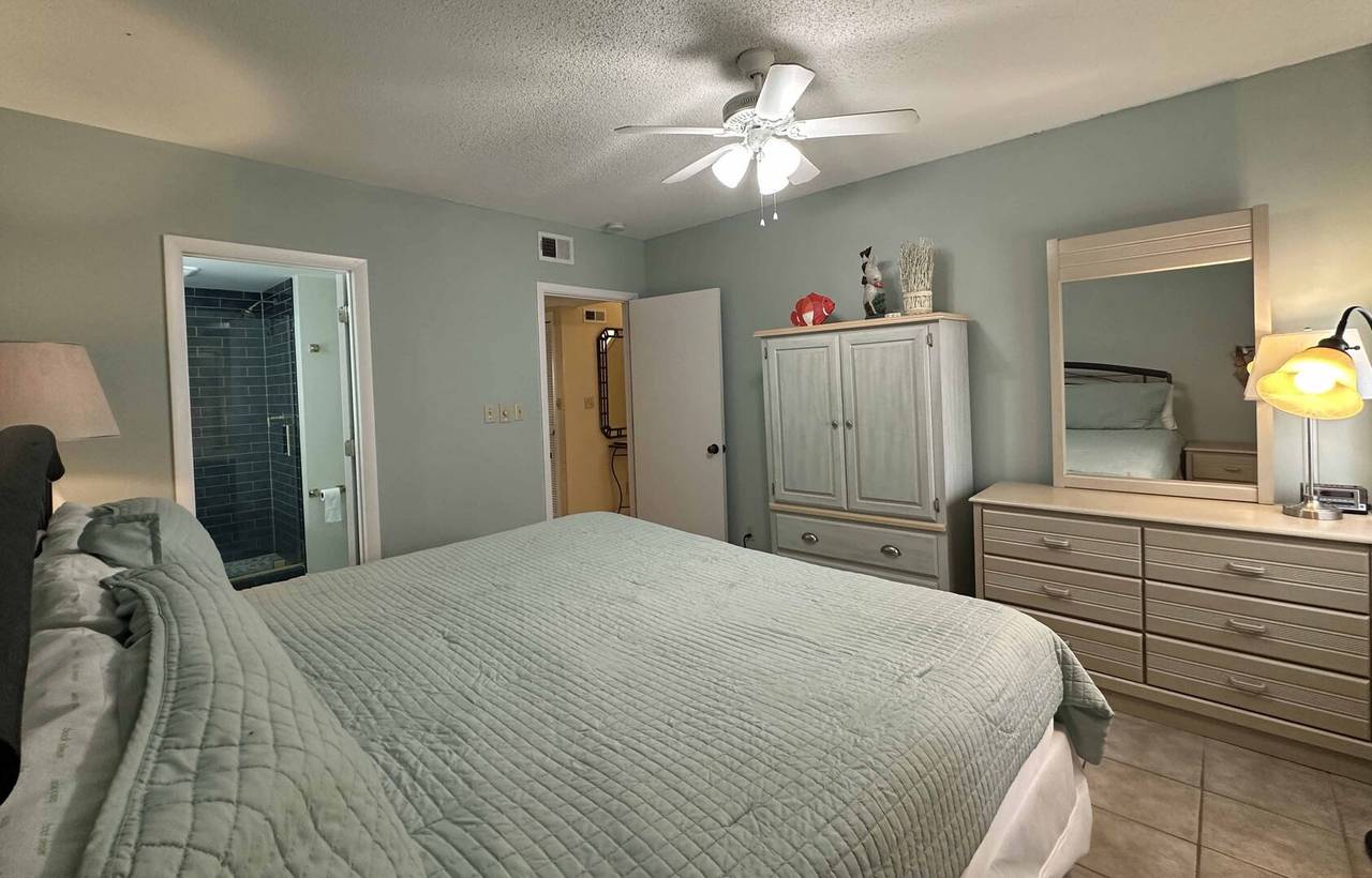 Ensuite Bathroom & Hallway Entrance Ensuite Bathroom & Hallway Entrance