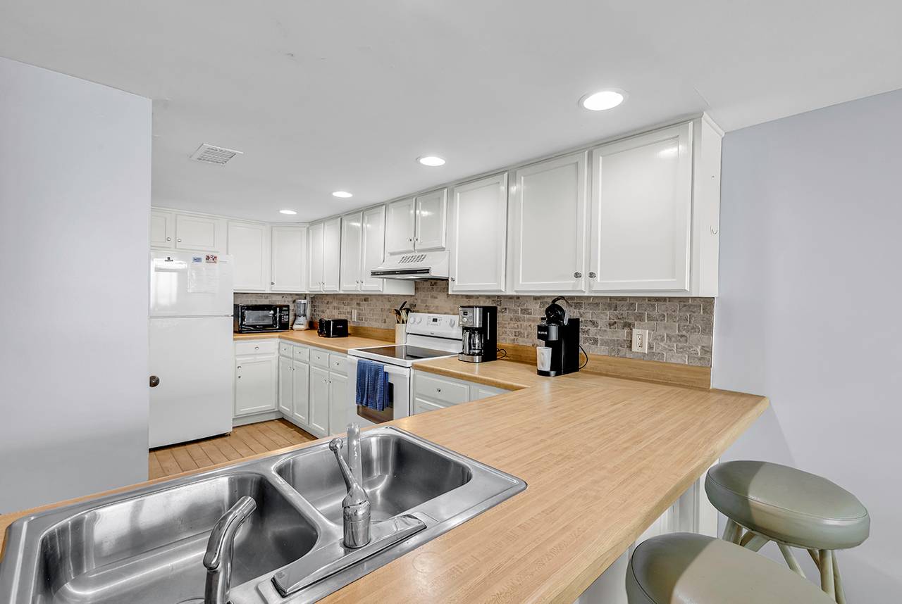 Lots of prep space! Lots of prep space!