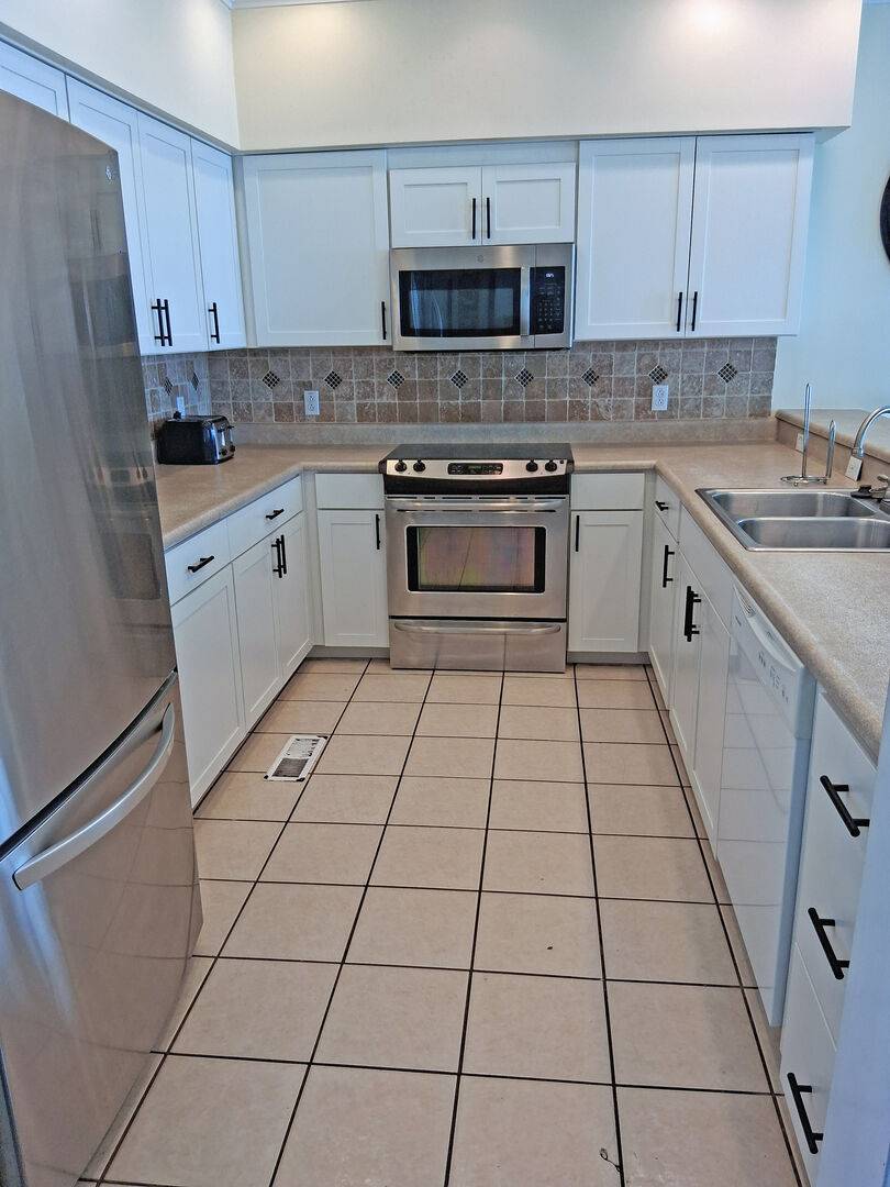 New cabinets 2025!
Dishes, cookware, & utensils are provided. New cabinets 2025!
Dishes, cookware, & utensils are provided.