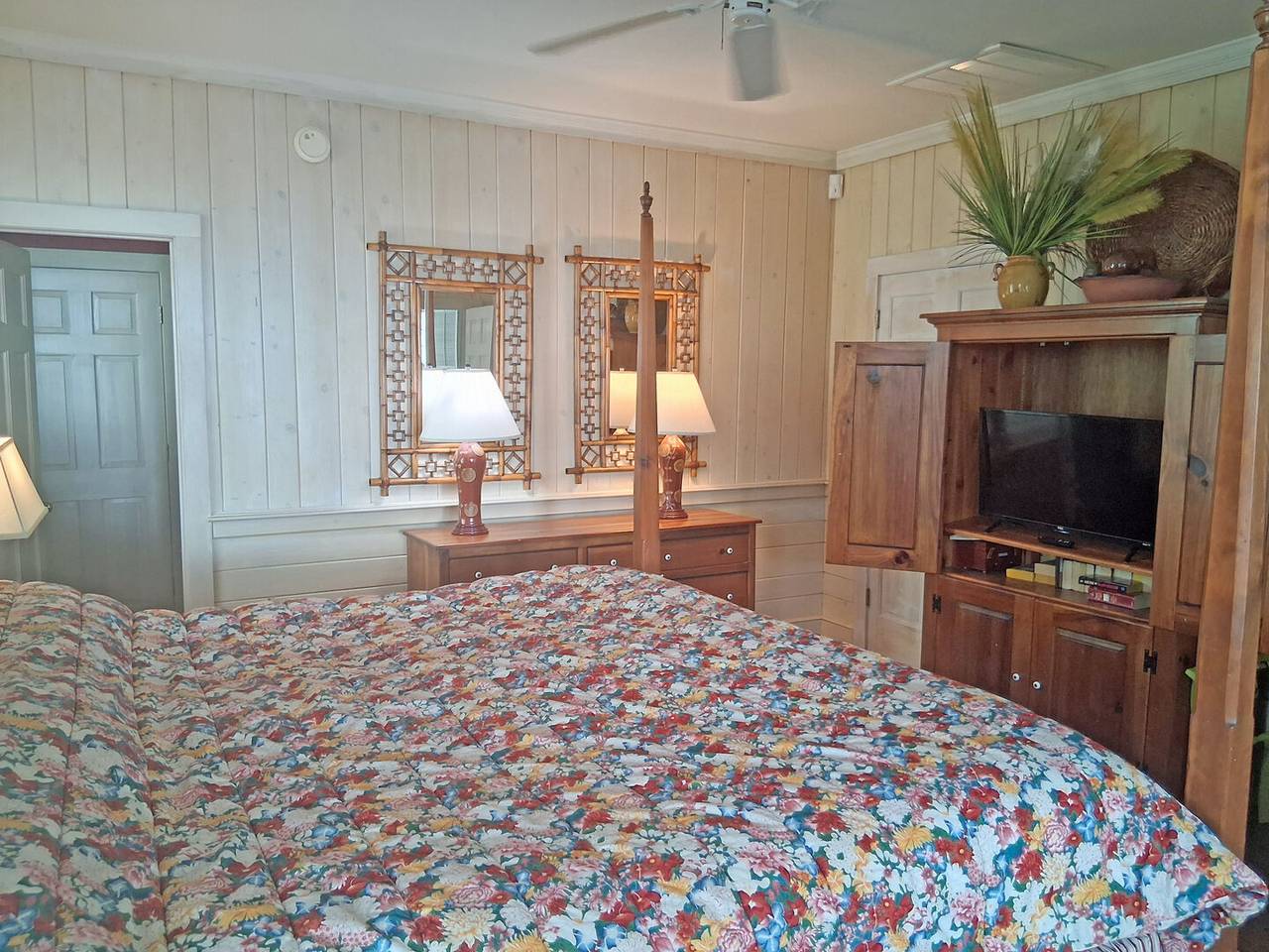 Bedroom 1 Relax and Watch TV Bedroom 1 Relax and Watch TV