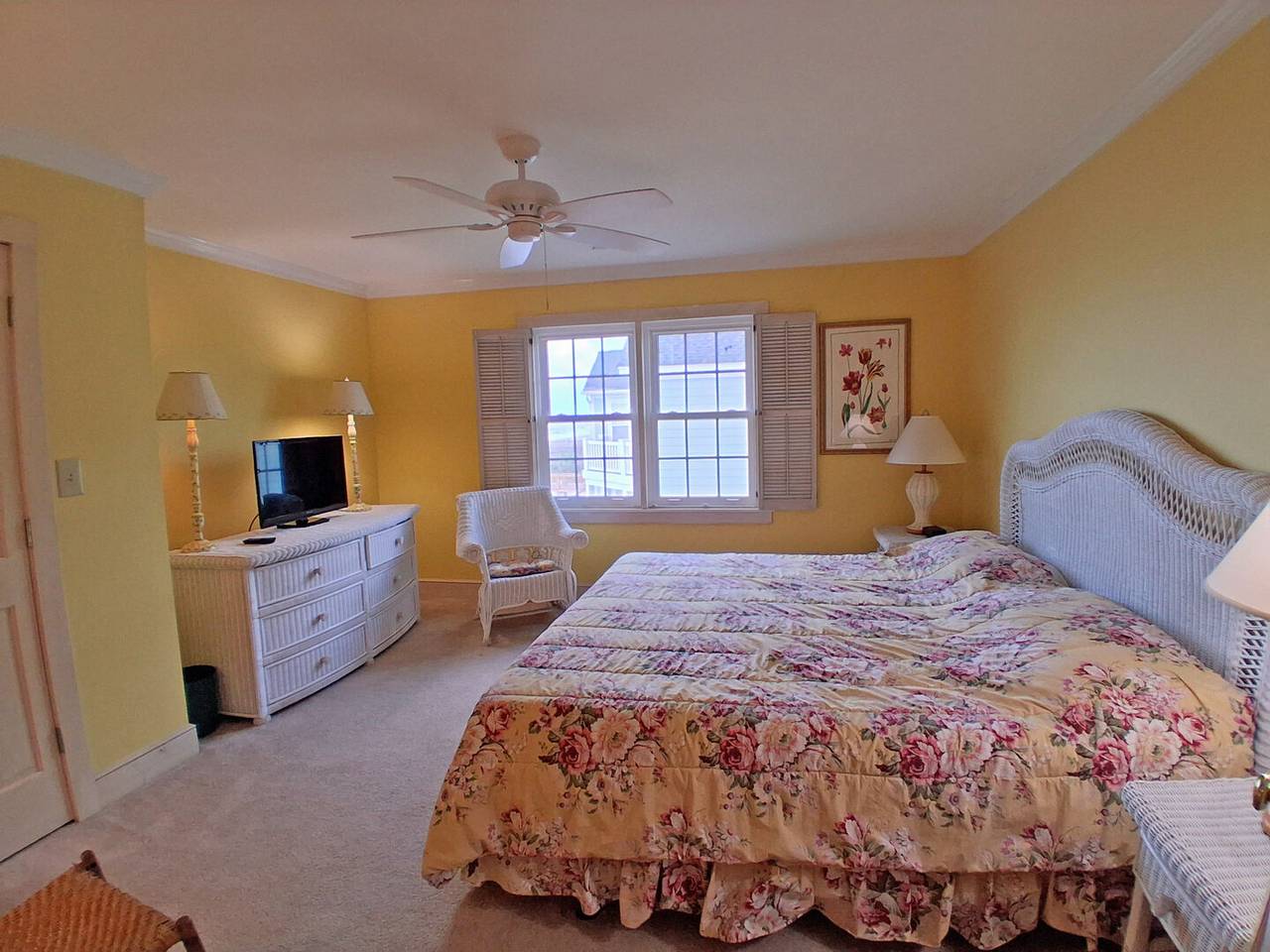 Bedroom 2 Upstairs
1 King Bed Bedroom 2 Upstairs
1 King Bed