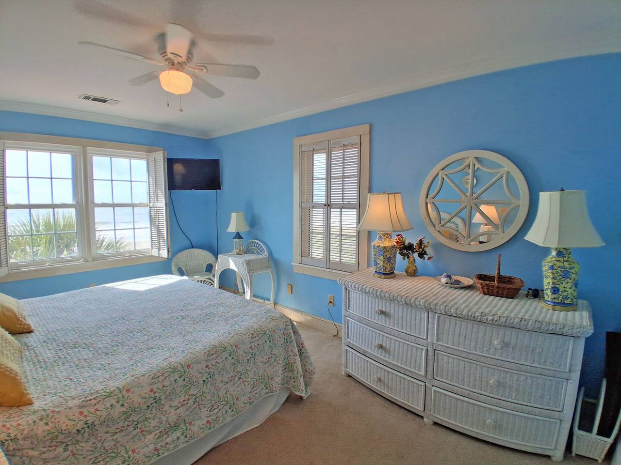 Bedroom 6 Upstairs
1 King
With Ocean Views! Bedroom 6 Upstairs
1 King
With Ocean Views!