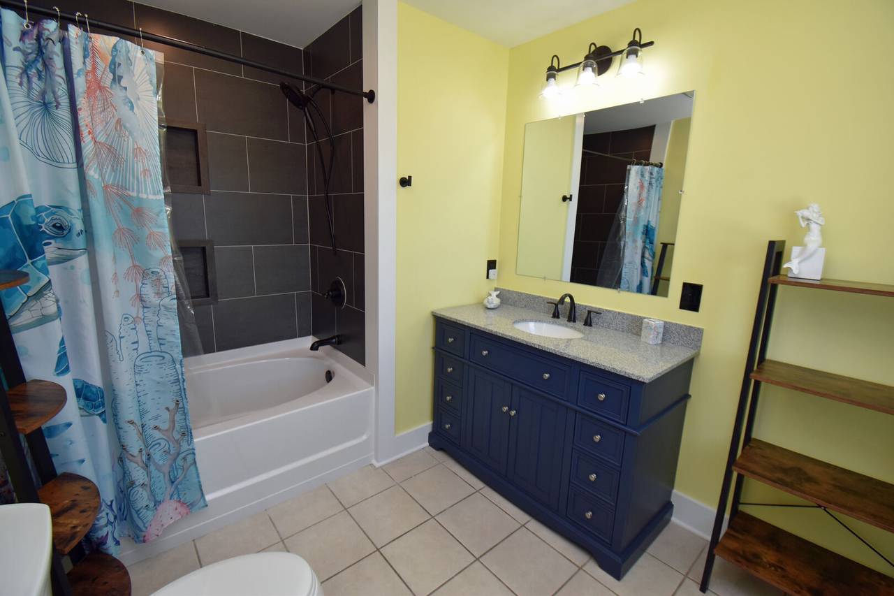 Primary bath with tub/shower combo Primary bath with tub/shower combo