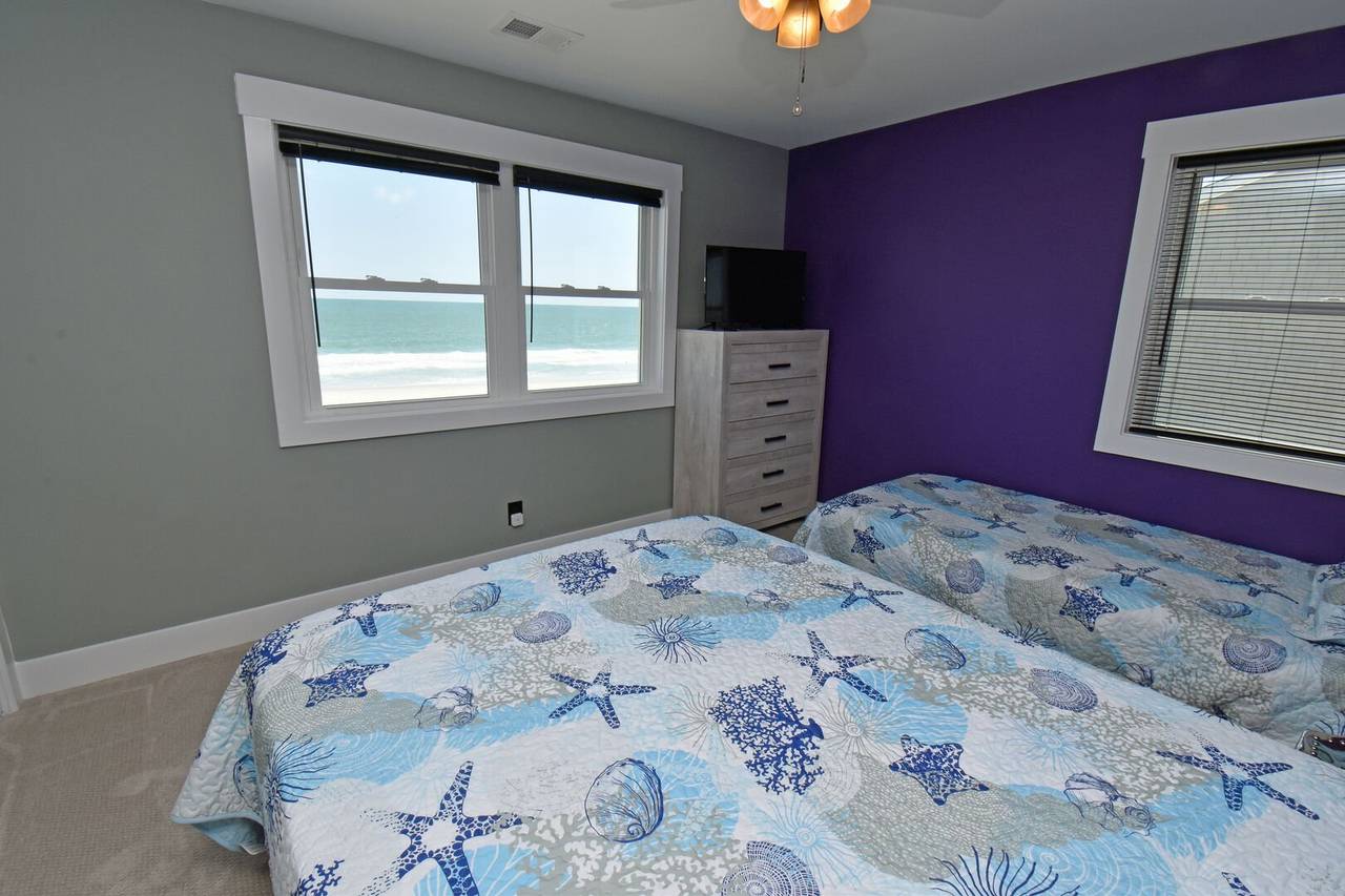 Queen Bed and Single Bed Queen Bed and Single Bed