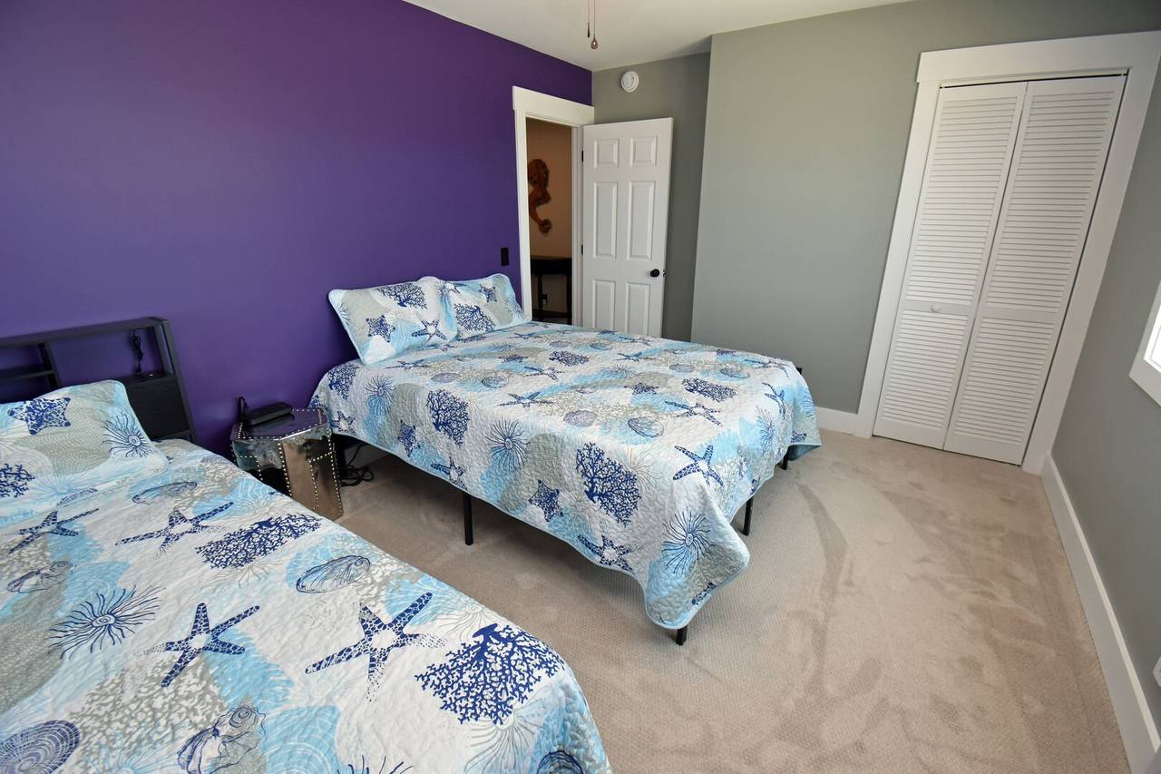 Queen Bed and Single Bed Queen Bed and Single Bed