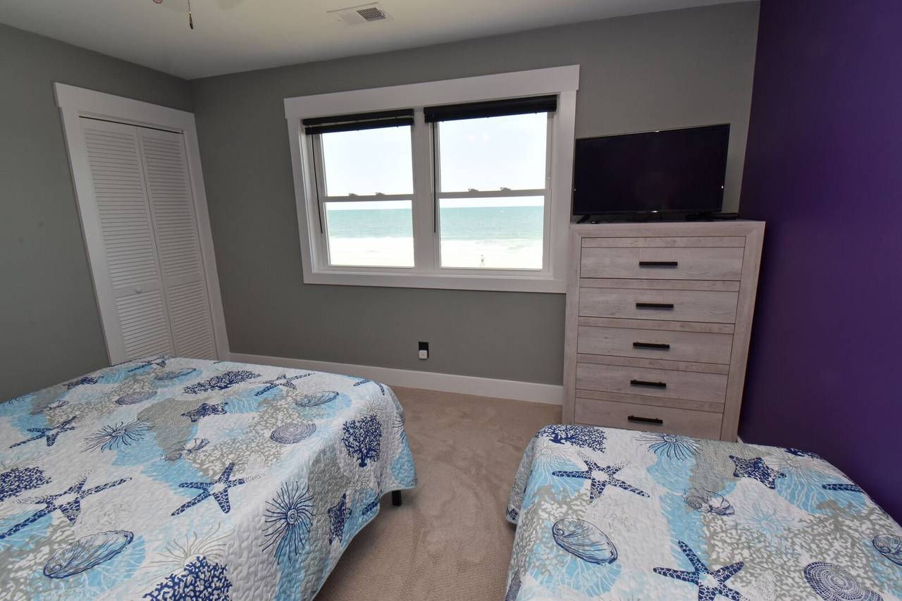 Queen Bed and Single Bed Queen Bed and Single Bed