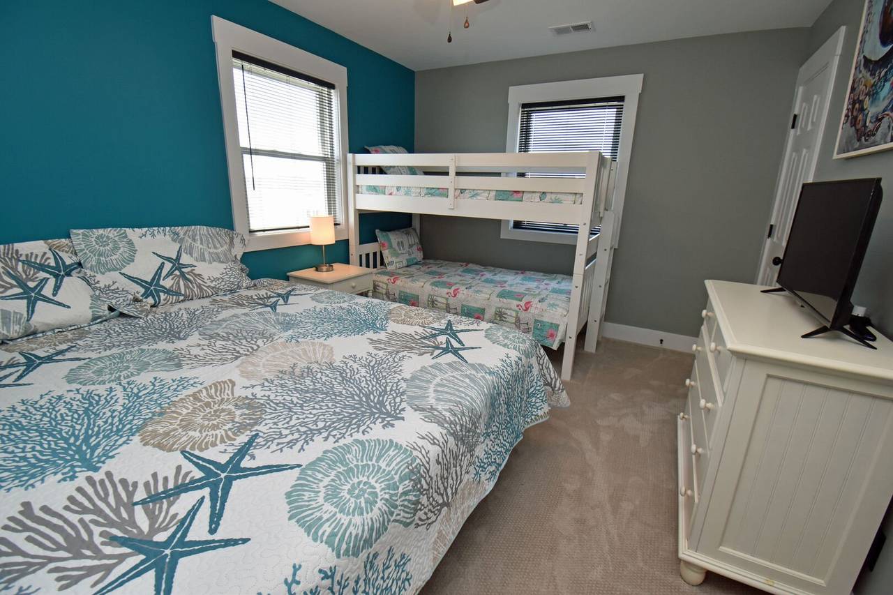 King Bed with Single Bunks King Bed with Single Bunks