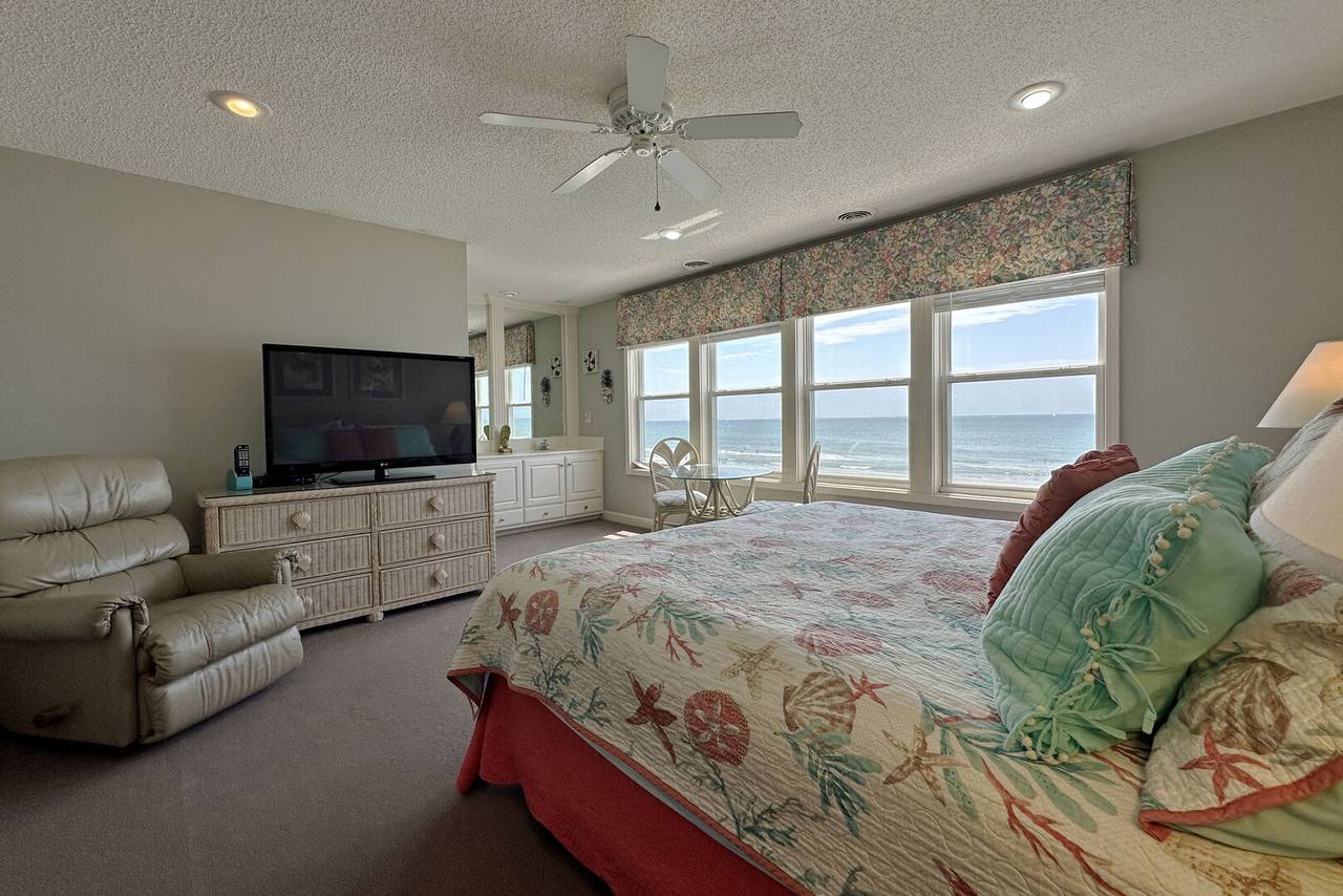 Relax & watch TV in bed. Relax & watch TV in bed.