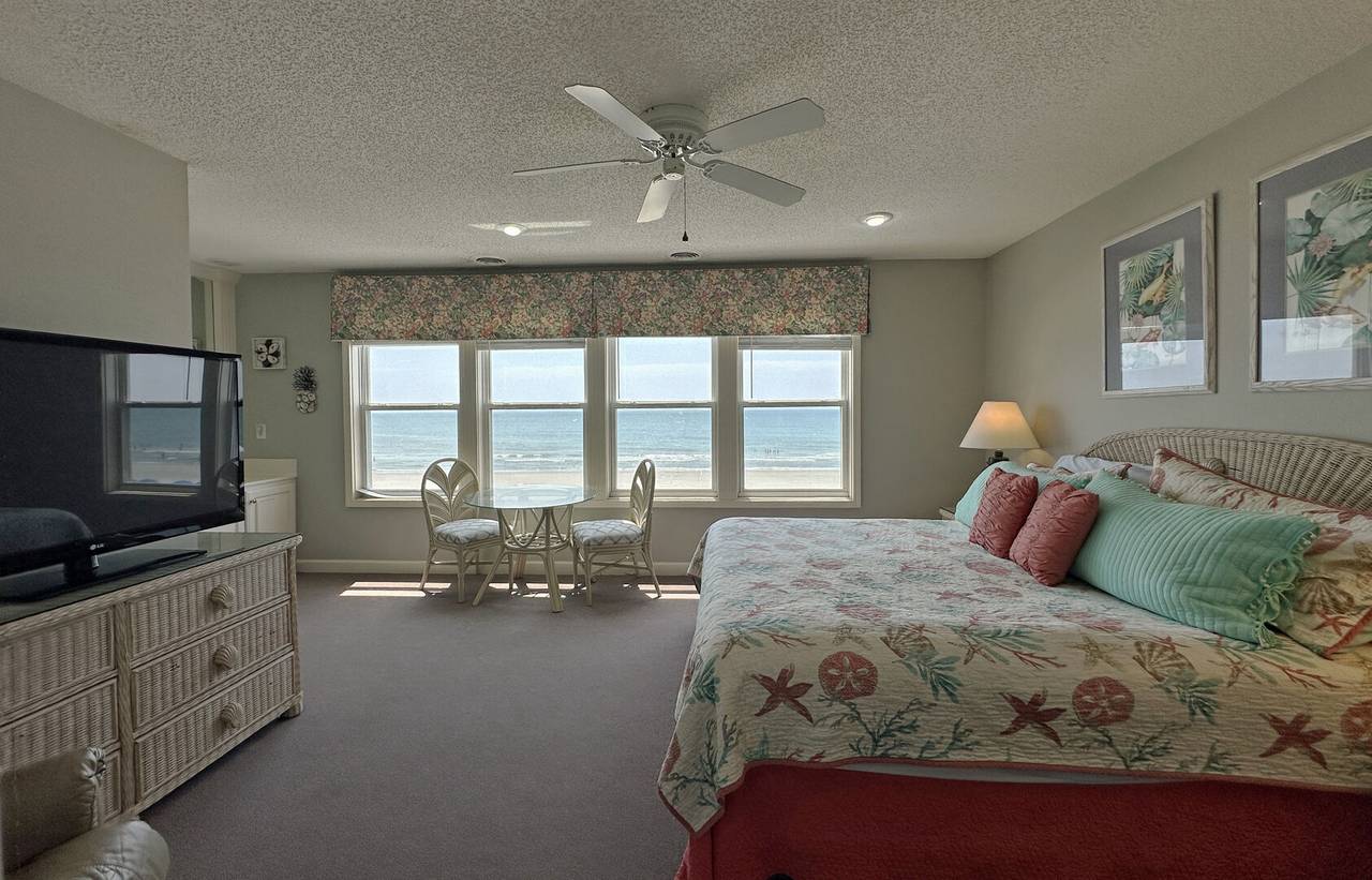 Sitting Area - Perfect for a morning coffee & watch the sunrise. Sitting Area - Perfect for a morning coffee & watch the sunrise.