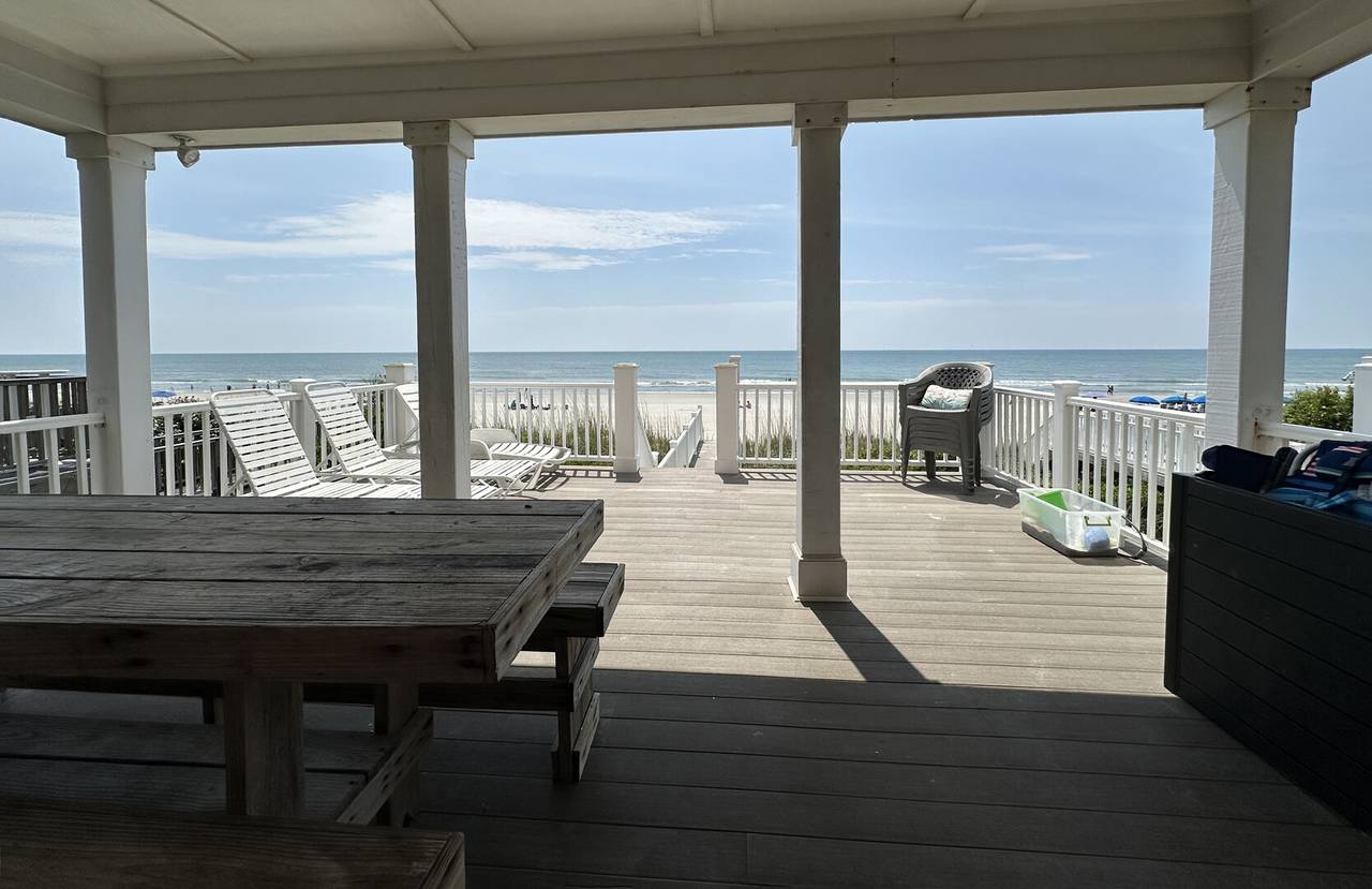 You'll be sure to spend lots of time on the spacious deck! You'll be sure to spend lots of time on the spacious deck!