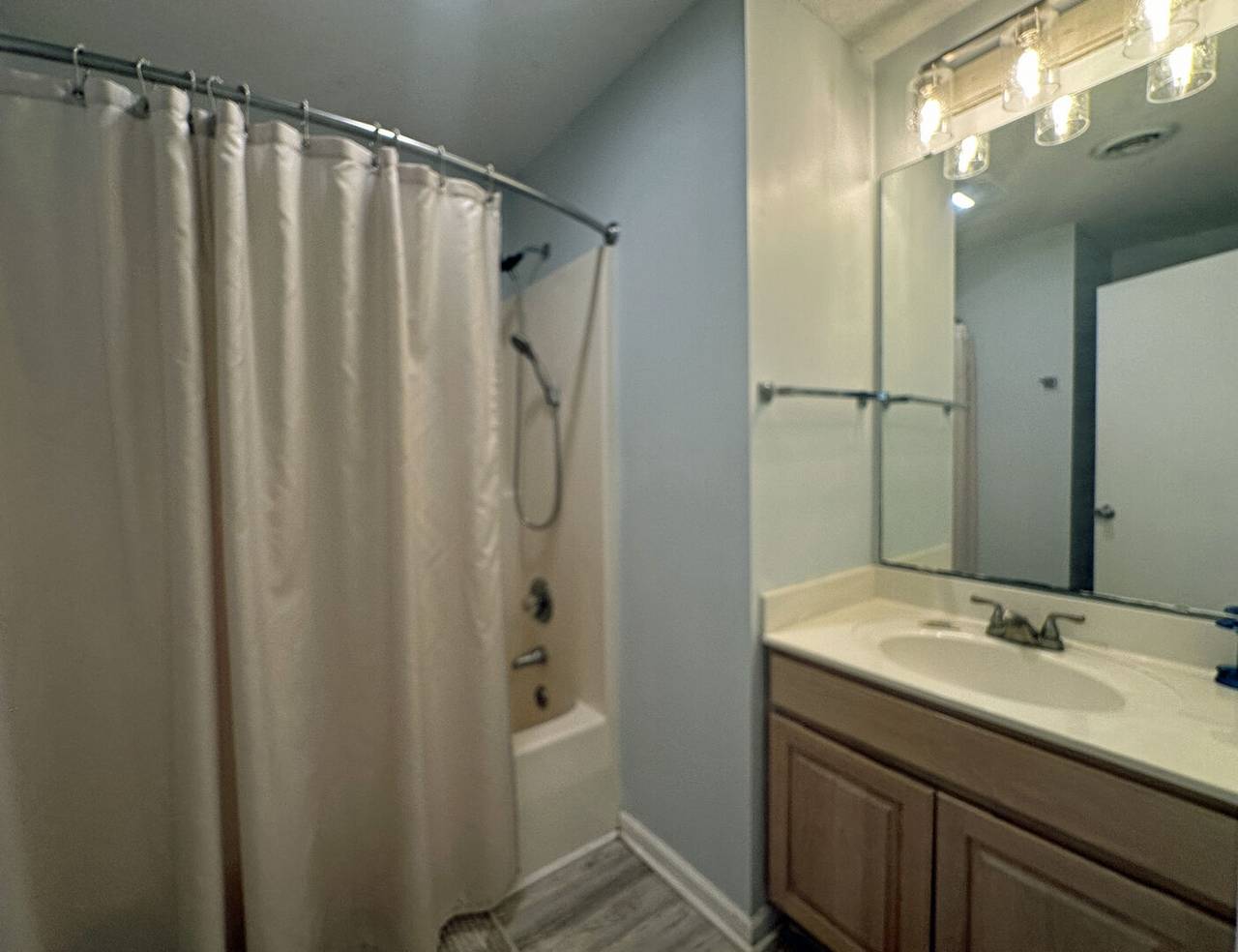 Hall Bathroom with Tub/Shower Combo Hall Bathroom with Tub/Shower Combo