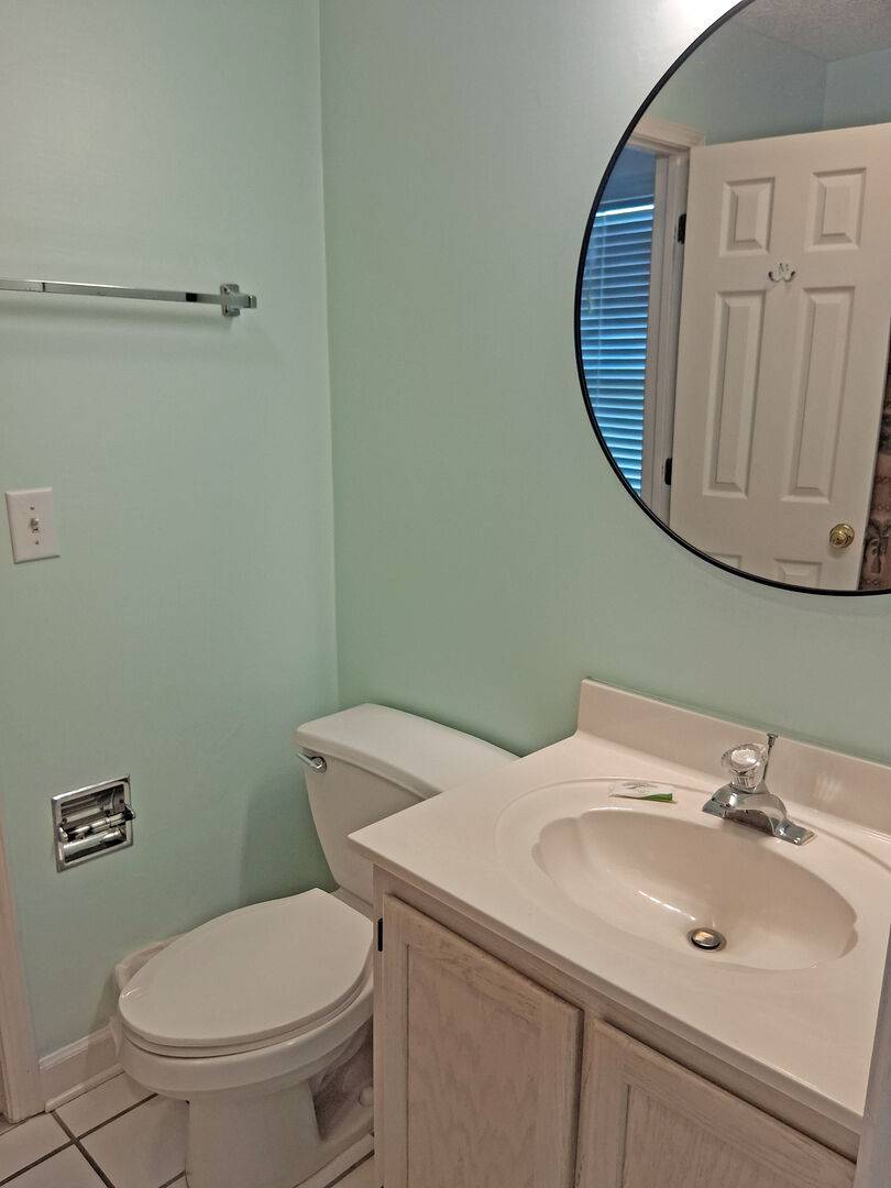 Jack and Jill Bathroom Between 
Bedrooms 3 & 4 Jack and Jill Bathroom Between 
Bedrooms 3 & 4