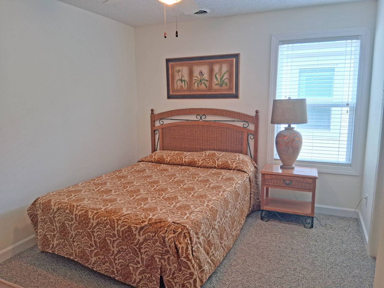 Bedroom 3
1 Queen Bed Bedroom 3
1 Queen Bed