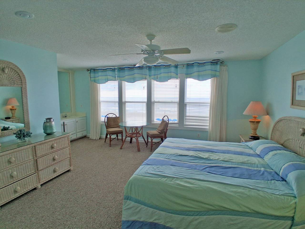 Master Bedroom 
1 King Bed Master Bedroom 
1 King Bed