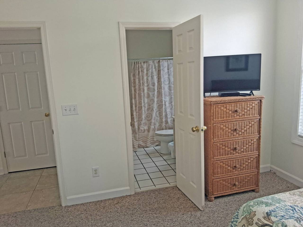 Bedroom 1
Access to Hall  Bathroom Bedroom 1
Access to Hall  Bathroom