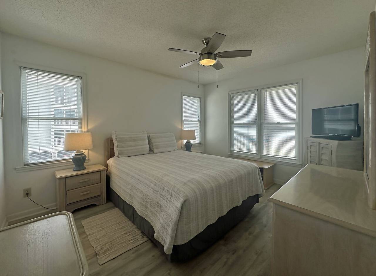 Bedroom 3 - Queen Bedroom 3 - Queen