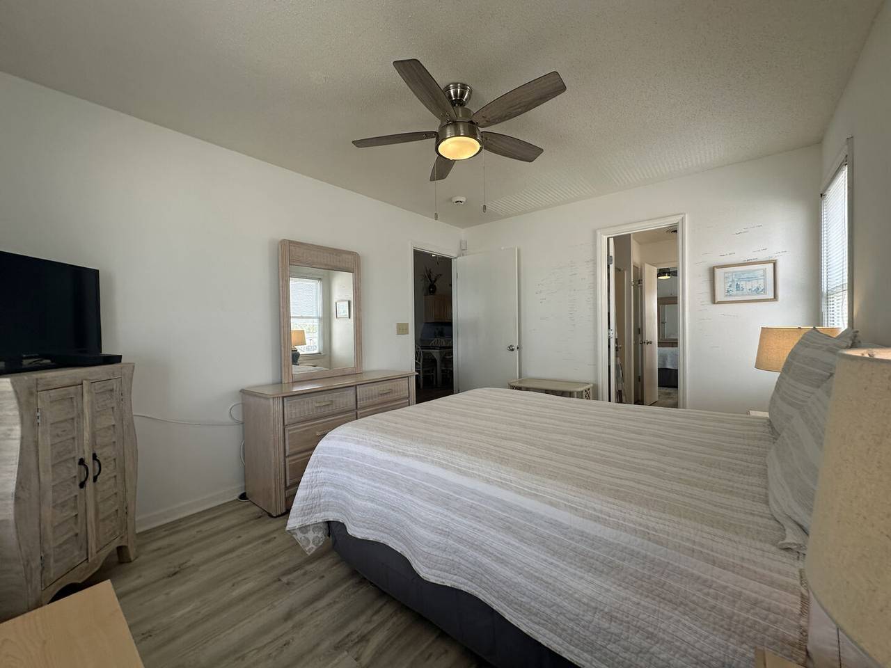 Access to Jack & Jill Bathroom (shared between bedroom 1 & 3) Access to Jack & Jill Bathroom (shared between bedroom 1 & 3)