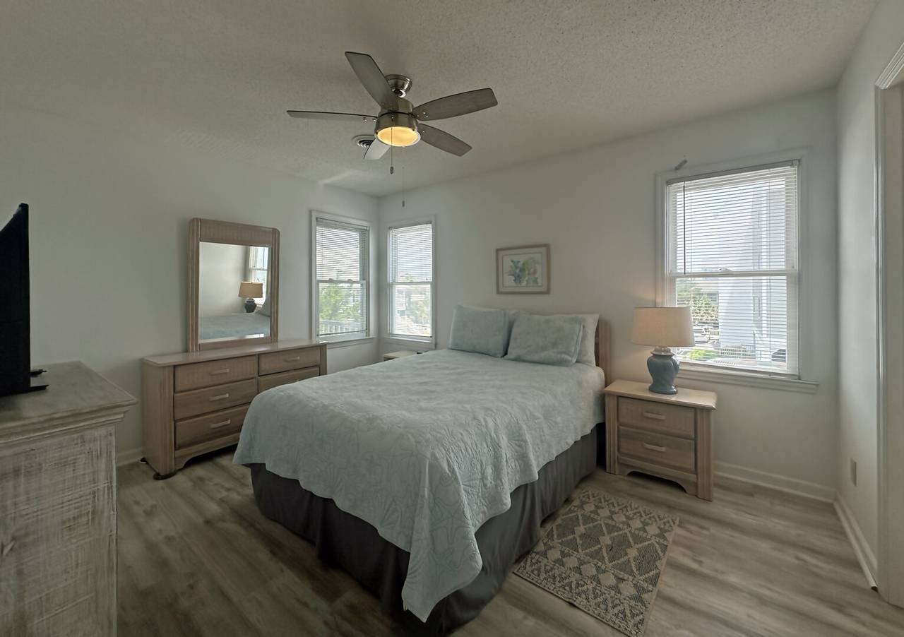 Bedroom 1 - Queen Bedroom 1 - Queen