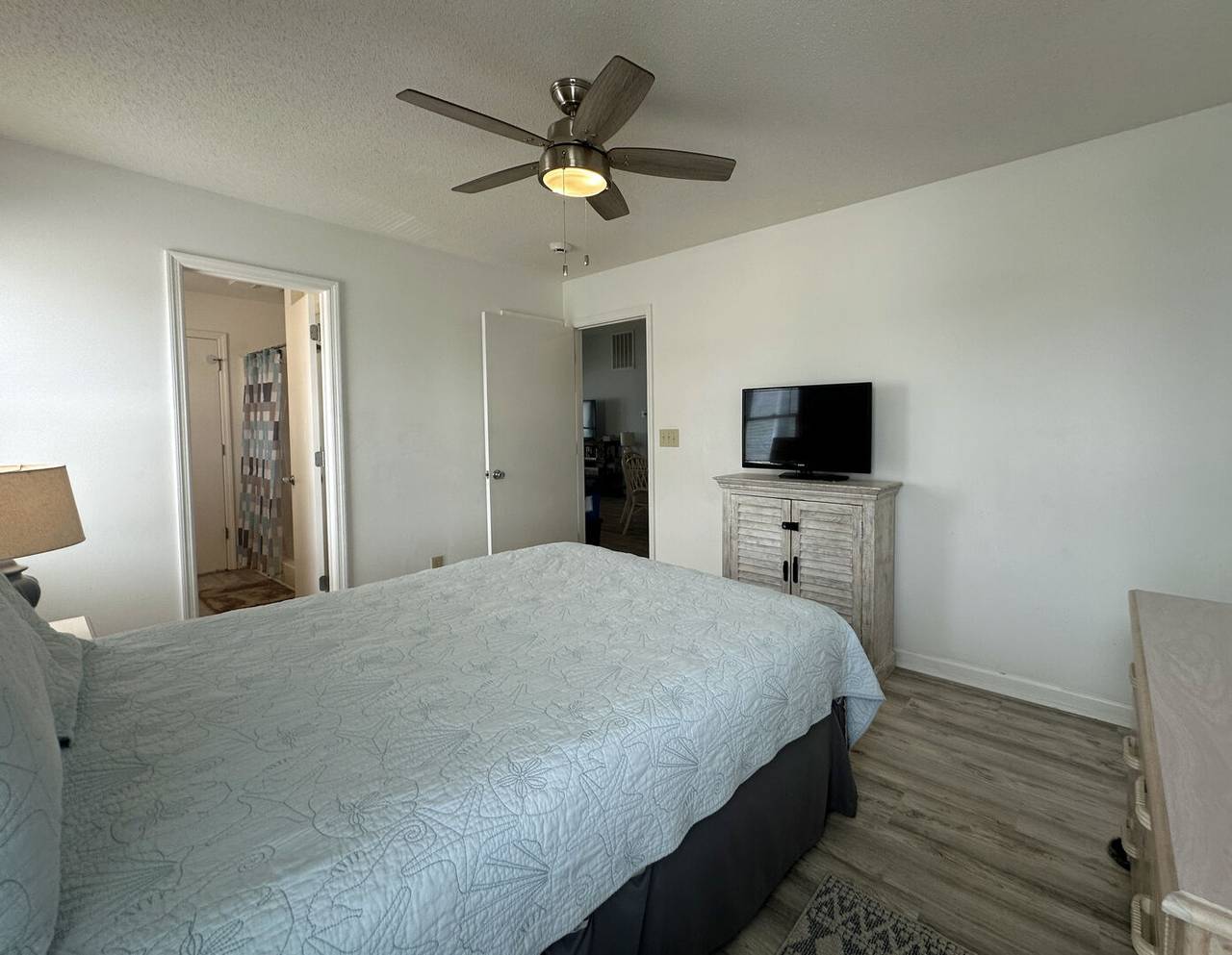 Relax & watch TV in bed. Relax & watch TV in bed.