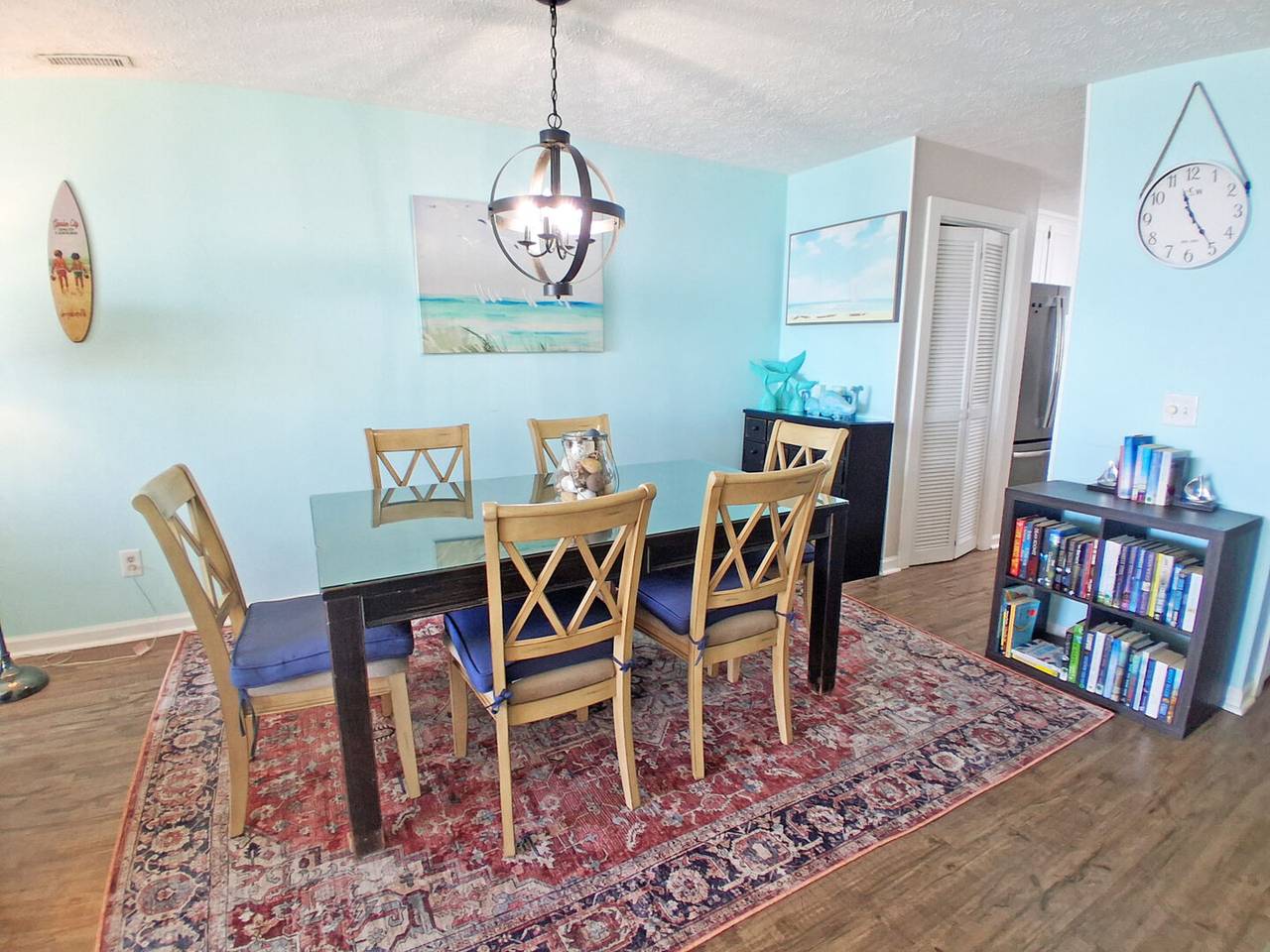 Dine indoors at the table for 6. Dine indoors at the table for 6.