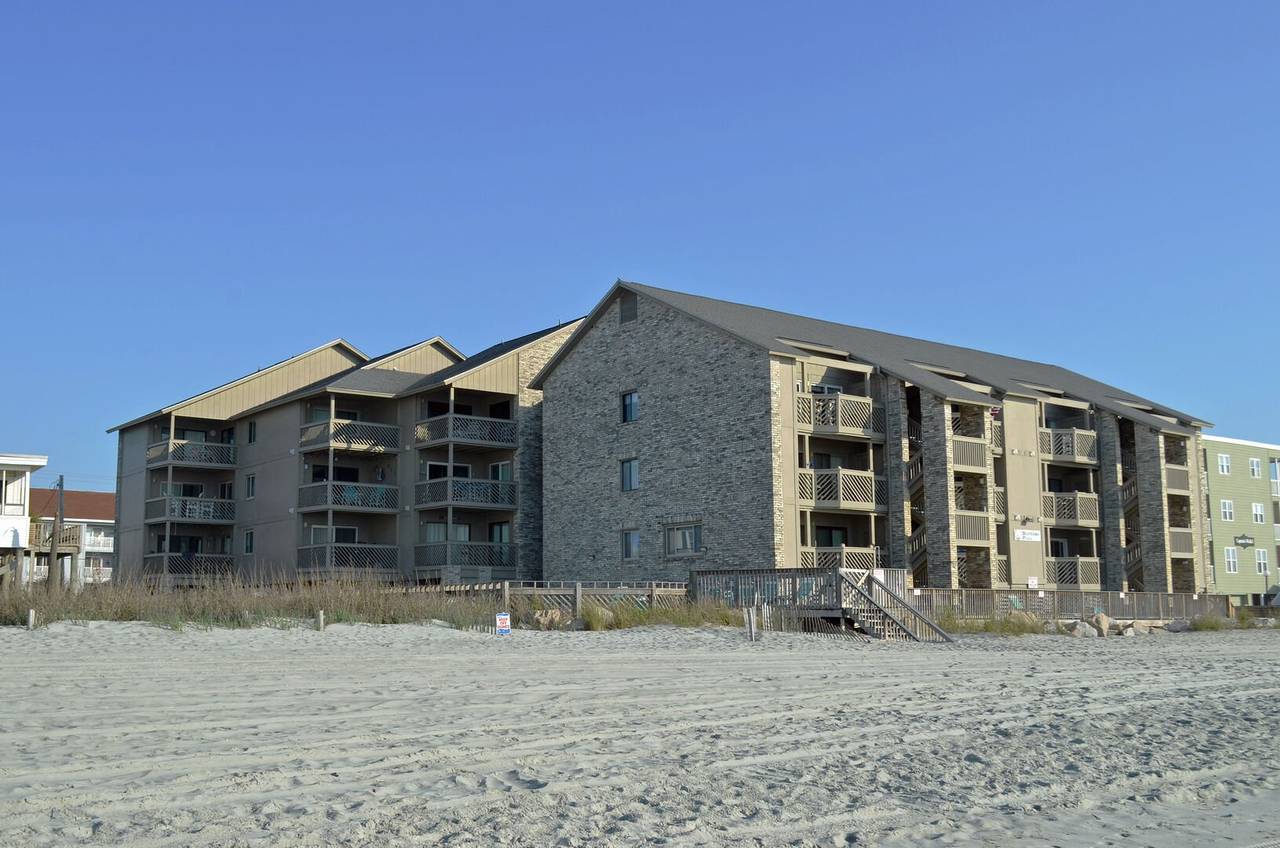 Step down to the sandy shores of Garden City Beach. Step down to the sandy shores of Garden City Beach.