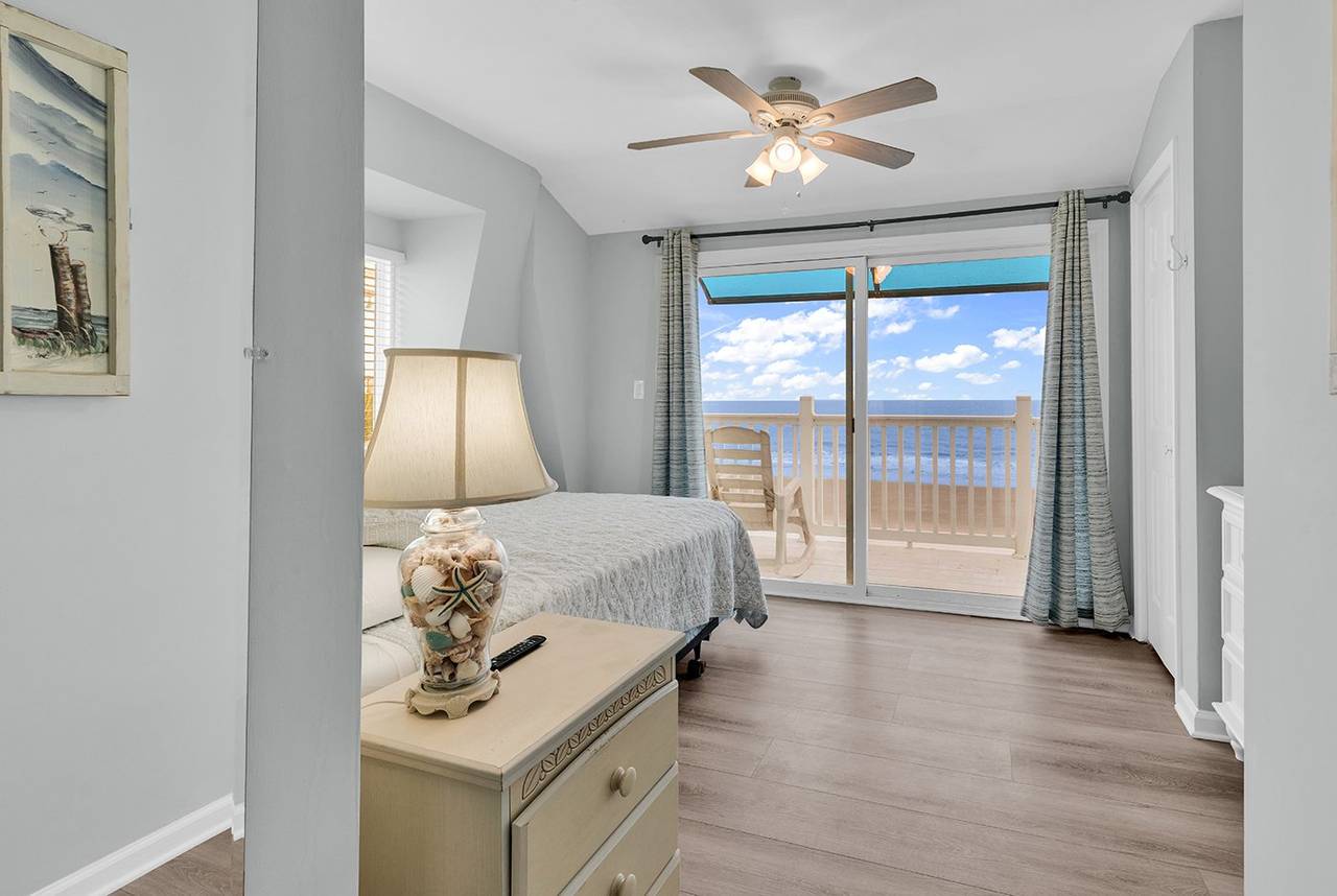 Bedroom 2 - 1 Queen Bed Bedroom 2 - 1 Queen Bed