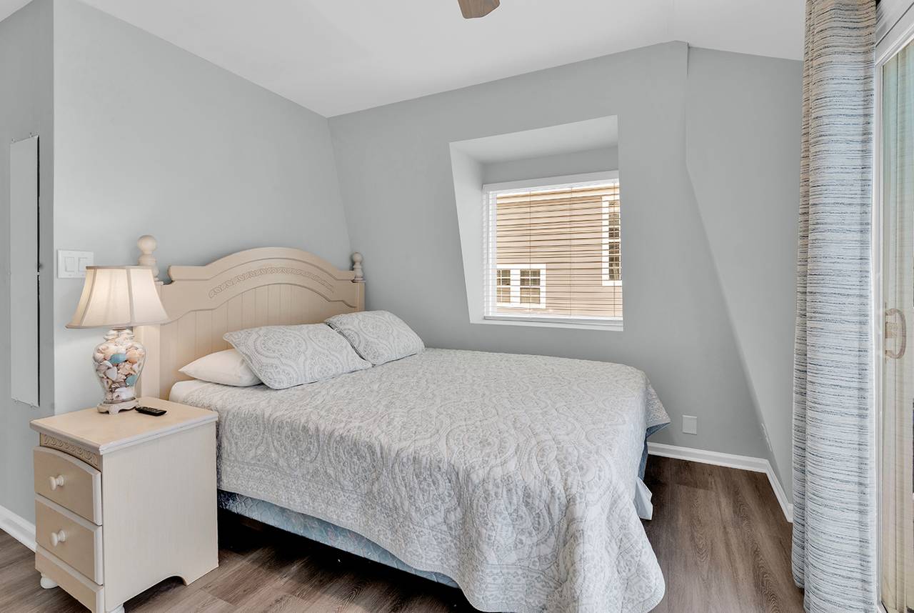 Bedroom 2 - 1 Queen Bed Bedroom 2 - 1 Queen Bed