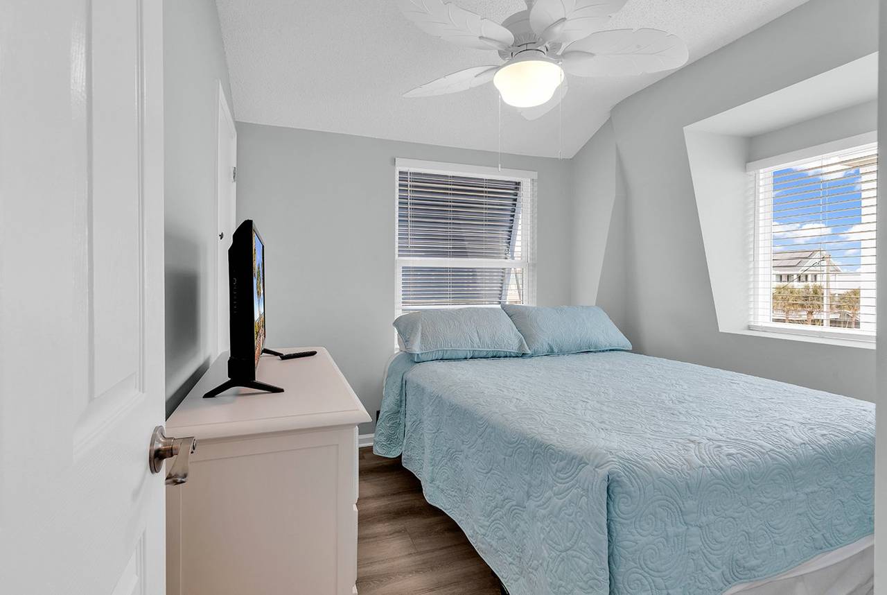 Bedroom 1 - 1 Queen Bed Bedroom 1 - 1 Queen Bed