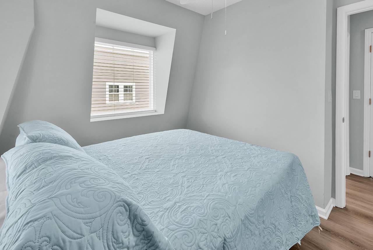 Bedroom 1 - 1 Queen Bed Bedroom 1 - 1 Queen Bed