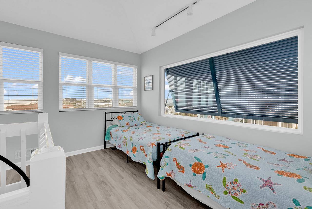 Bedroom 4 Loft - 2 Twin Beds Bedroom 4 Loft - 2 Twin Beds