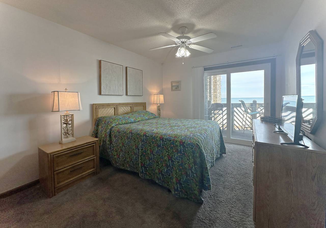 Bedroom 1 - Queen Bedroom 1 - Queen