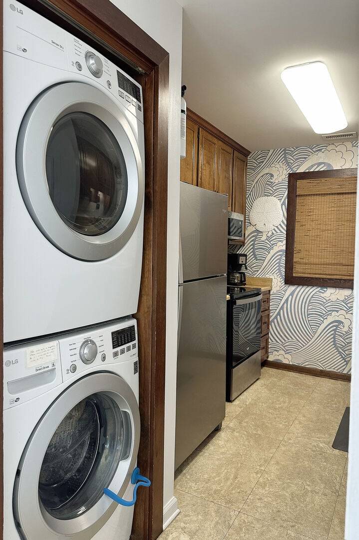 Washer/Dryer located in kitchen hallway. Washer/Dryer located in kitchen hallway.