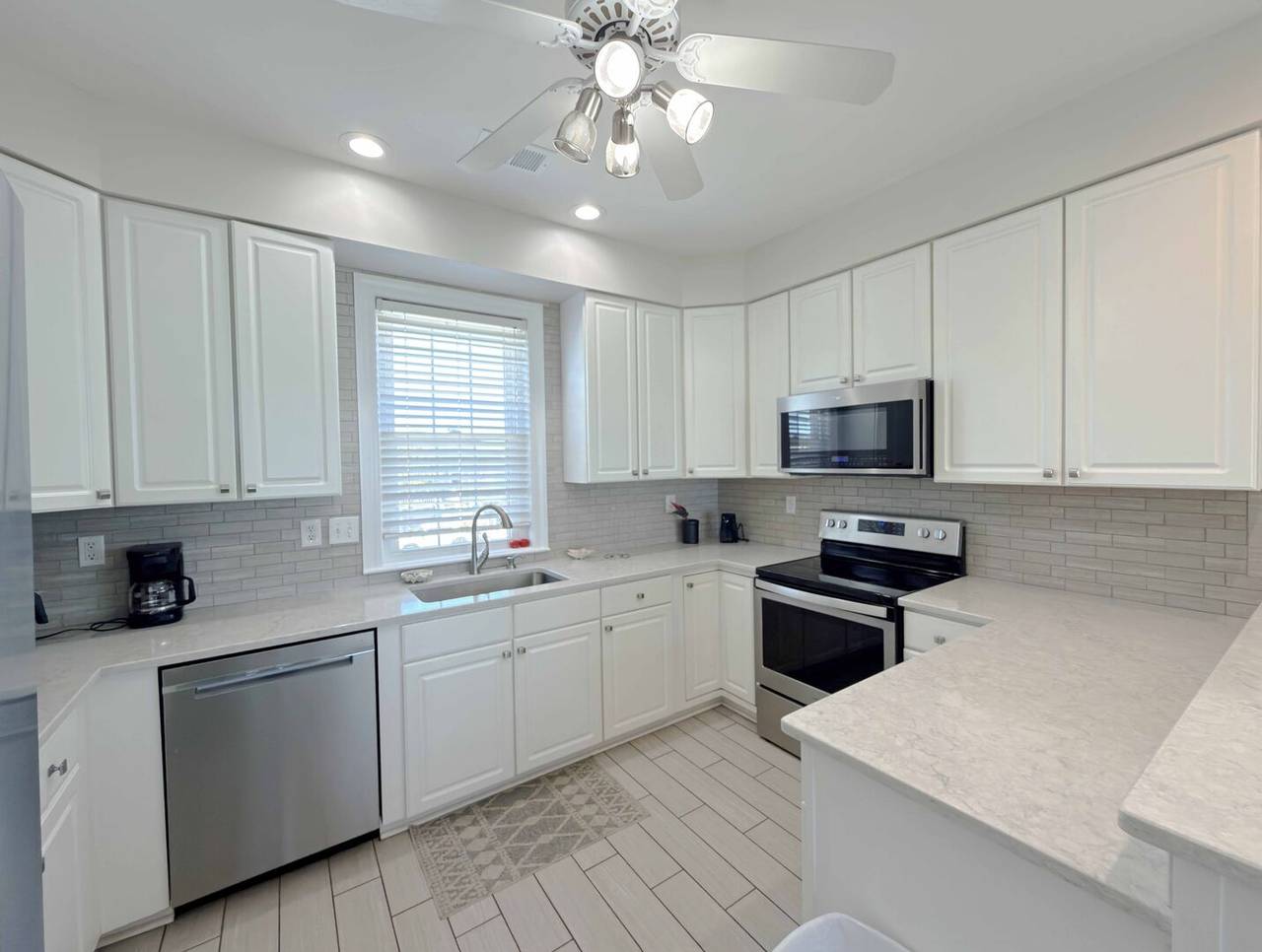 Lots of space to prepare a meal. Lots of space to prepare a meal.